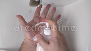 用酒精凝胶洗手，<strong>消除细菌</strong>和病毒。